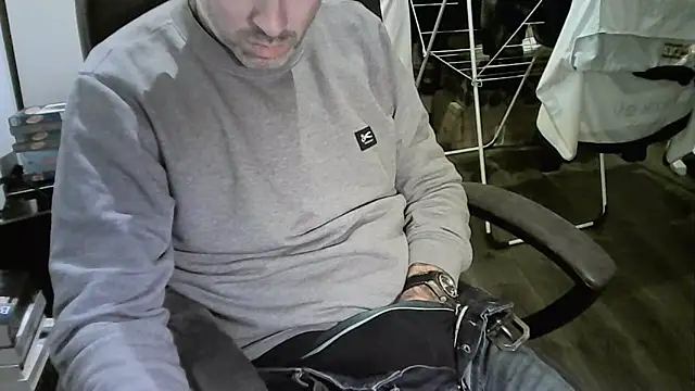 Snapshot of Chrisprngr chatting on November 28, 3:25 pm Chrisprngr online show from November 28, 3:25 pm