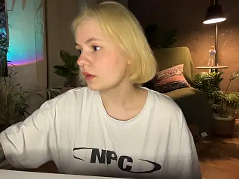 MoonIvy  online show from April 16, 6:52 pm