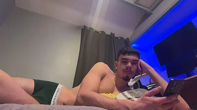 Snapshot of raph_pk69 chatting on February 27, 11:49 pm raph pk69 online show from February 27, 11:49 pm