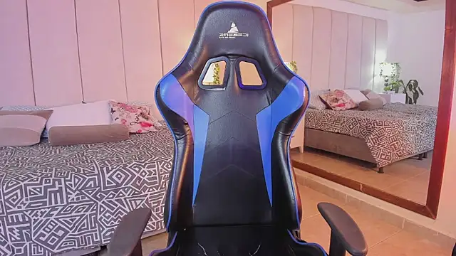 mia rousse25 online show from December 15, 1:04 pm