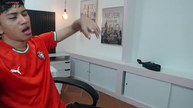 Snapshot of markbowie chatting on November 30, 2:21 pm markbowie online show from November 30, 2:21 pm