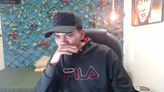 Snapshot of markbowie chatting on December 17, 12:00 pm markbowie online show from December 17, 12:00 pm