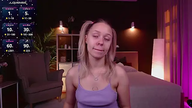 Snapshot of Pooja_Hegde chatting on September 30, 1:10 am Pooja Hegde online show from September 30, 1:10 am