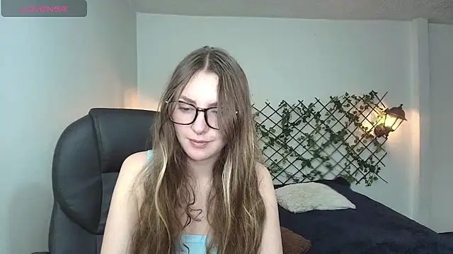 Snapshot of velvet__moon chatting on March 17, 12:26 am velvet moon online show from March 17, 12:26 am