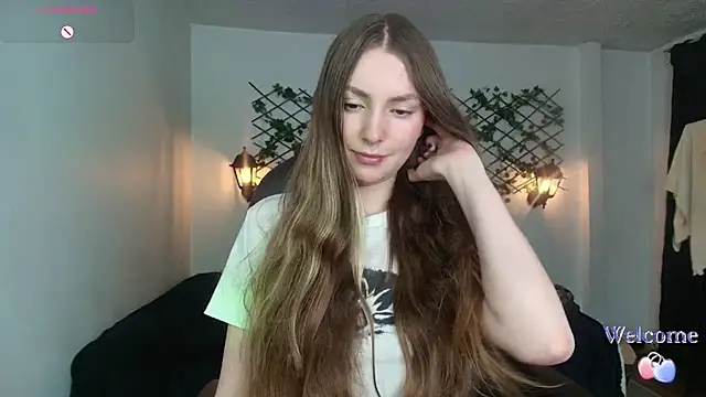 Snapshot of velvet__moon chatting on April 2, 11:13 pm velvet moon online show from April 2, 11:13 pm