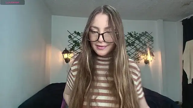 Snapshot of velvet__moon chatting on April 6, 12:41 am velvet moon online show from April 6, 12:41 am