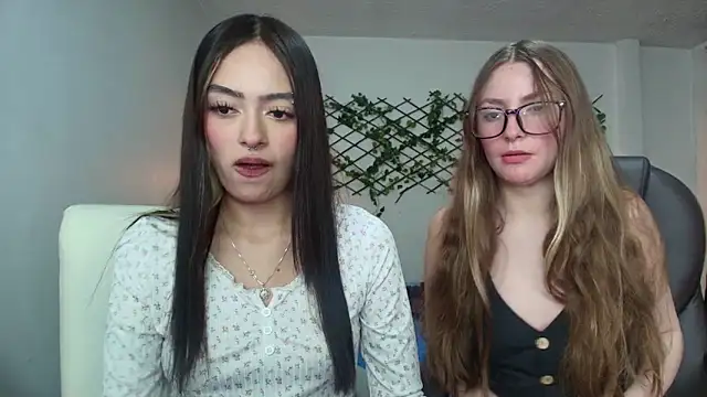 Snapshot of velvet__moon chatting on April 9, 1:05 am velvet moon online show from April 9, 1:05 am