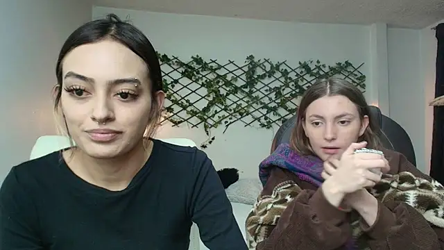Snapshot of velvet__moon chatting on April 12, 9:42 pm velvet moon online show from April 12, 9:42 pm