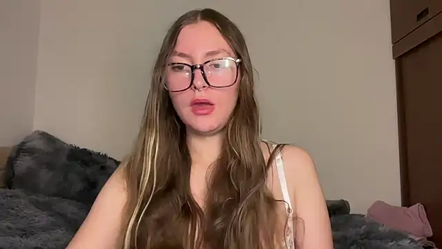 Snapshot of velvet__moon chatting on May 8, 4:51 am velvet moon online show from May 8, 4:51 am