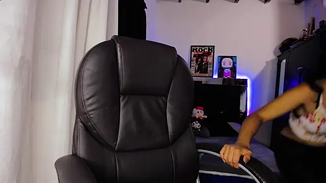 Snapshot of loganher900 chatting on April 7, 12:11 am loganher900 online show from April 7, 12:11 am