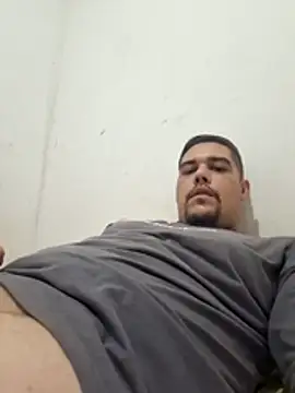 Snapshot of feehzungi0000 chatting on February 20, 2:06 pm feehzungi0000 online show from February 20, 2:06 pm