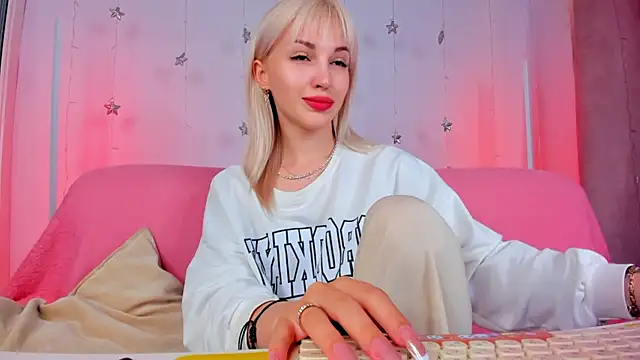Snapshot of LisaFoxyMe chatting on June 14, 1:14 am LisaFoxyMe online show from June 14, 1:14 am