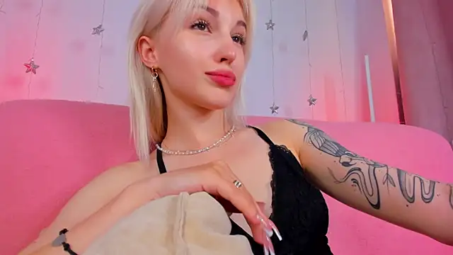 Snapshot of LisaFoxyMe chatting on June 14, 2:24 am LisaFoxyMe online show from June 14, 2:24 am