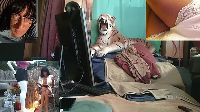 Snapshot of SissiDomination chatting on February 21, 12:00 am SissiDomination online show from February 21, 12:00 am