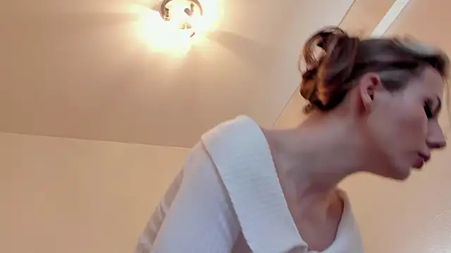 Snapshot of MilaDeLune chatting on October 23, 3:22 pm MilaDeLune online show from October 23, 3:22 pm