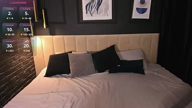 Julia Giulia online show from April 10, 2:44 pm