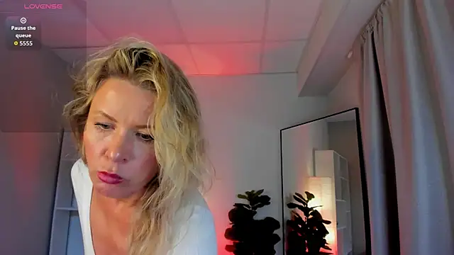 Julia Giulia online show from May 21, 9:44 pm