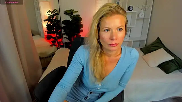 Snapshot of Julia_Giulia chatting on June 18, 6:56 pm Julia Giulia online show from June 18, 6:56 pm