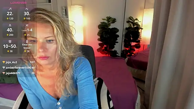 Snapshot of Julia_Giulia chatting on July 14, 2:05 am Julia Giulia online show from July 14, 2:05 am