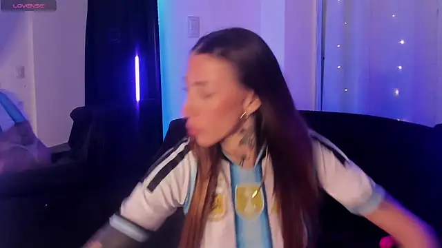 GiaJamess online show from May 13, 1:36 am