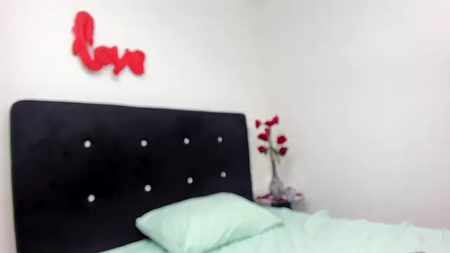 Snapshot of RoxanaBorns_ chatting on February 15, 4:31 am RoxanaBorns online show from February 15, 4:31 am