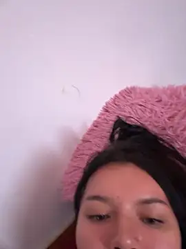 Snapshot of RoxanaBorns_ chatting on April 10, 3:06 pm RoxanaBorns online show from April 10, 3:06 pm