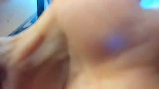 Snapshot of RoxanaBorns_ chatting on May 4, 2:13 pm RoxanaBorns online show from May 4, 2:13 pm