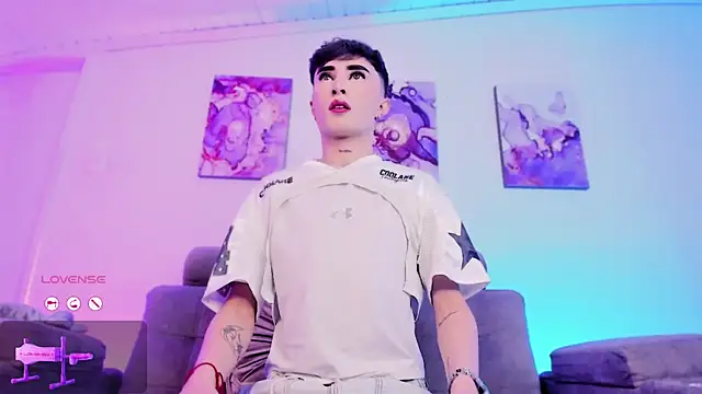 Snapshot of SebastianHilton chatting on February 18, 7:10 pm SebastianHilton online show from February 18, 7:10 pm