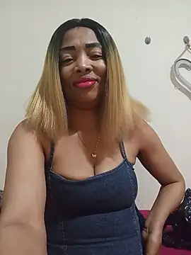 Snapshot of SEXYMOANSXX chatting on June 17, 5:32 am SEXYMOANSXX online show from June 17, 5:32 am