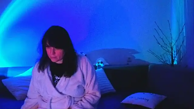 Bella Hillss online show from February 9, 7:07 pm