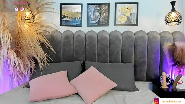 Snapshot of Viollet_xoxo chatting on October 14, 8:53 pm Viollet xoxo online show from October 14, 8:53 pm