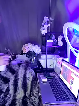 Snapshot of iamlalamilano chatting on February 18, 1:18 pm iamlalamilano online show from February 18, 1:18 pm