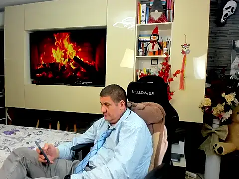 SpartacusDaddy48 online show from March 10, 4:56 pm