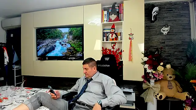 SpartacusDaddy48 online show from April 8, 8:31 pm