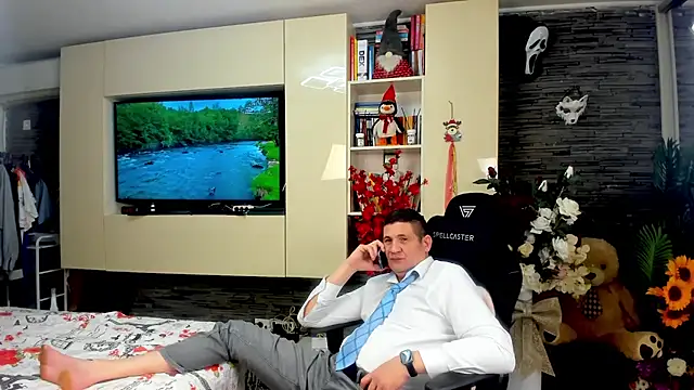 SpartacusDaddy48 online show from April 15, 7:58 pm