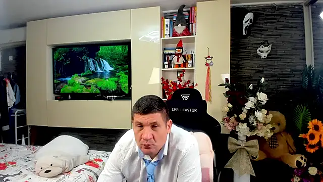 SpartacusDaddy48 online show from April 17, 10:02 pm