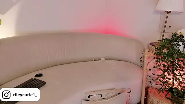 Cutie Riley online show from May 19, 4:02 pm