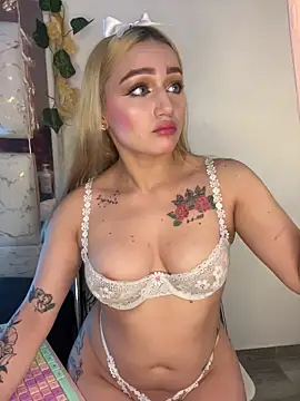 Snapshot of Sara_Sophia420 chatting on June 25, 8:41 am Sara Sophia420 online show from June 25, 8:41 am