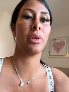 Snapshot of AriannaIsabellax chatting on April 21, 11:05 am AriannaIsabellax online show from April 21, 11:05 am
