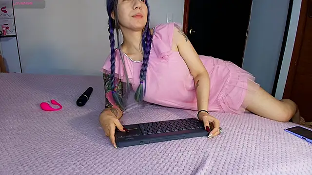 karlamoon23 online show from April 18, 12:14 am