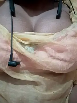 Snapshot of kaviyaponnu0987 chatting on February 13, 8:38 pm kaviyaponnu0987 online show from February 13, 8:38 pm