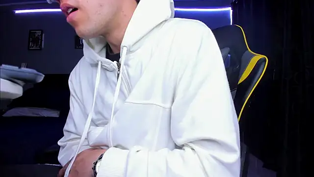 alexgiraldo   online show from October 28, 2:04 am