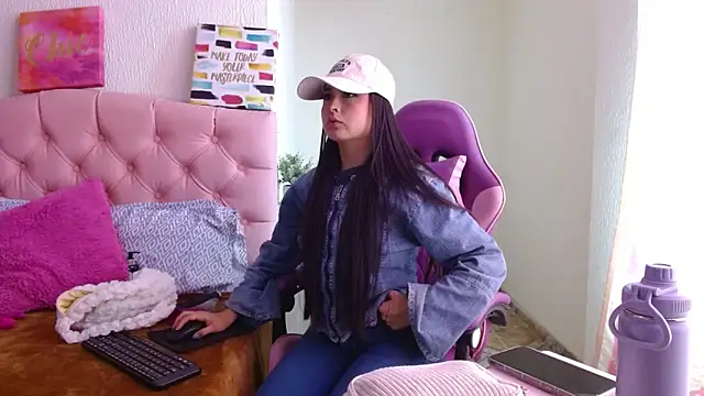 Snapshot of Emma-Flowers chatting on September 27, 6:57 pm Emma-Flowers online show from September 27, 6:57 pm