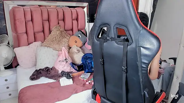 Snapshot of sara_slut21 chatting on February 7, 8:31 pm sara slut21 online show from February 7, 8:31 pm