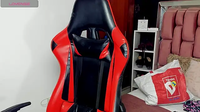 Snapshot of sara_slut21 chatting on March 11, 11:04 pm sara slut21 online show from March 11, 11:04 pm