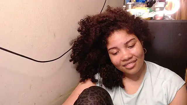 Snapshot of madelene chatting on December 5, 2:09 am madelene online show from December 5, 2:09 am