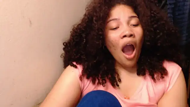 Snapshot of madelene chatting on December 17, 2:39 am madelene online show from December 17, 2:39 am