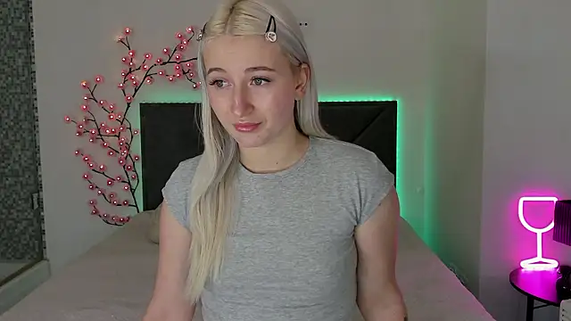 HollyTailors online show from January 14, 1:39 pm