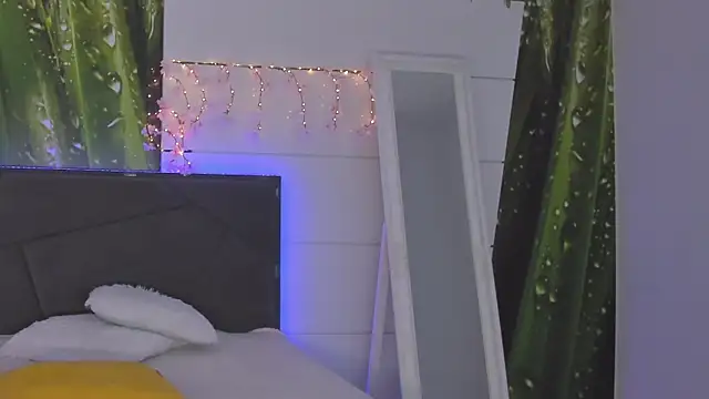 HollyTailors online show from February 6, 1:36 pm