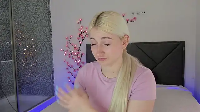 HollyTailors online show from March 15, 1:06 pm